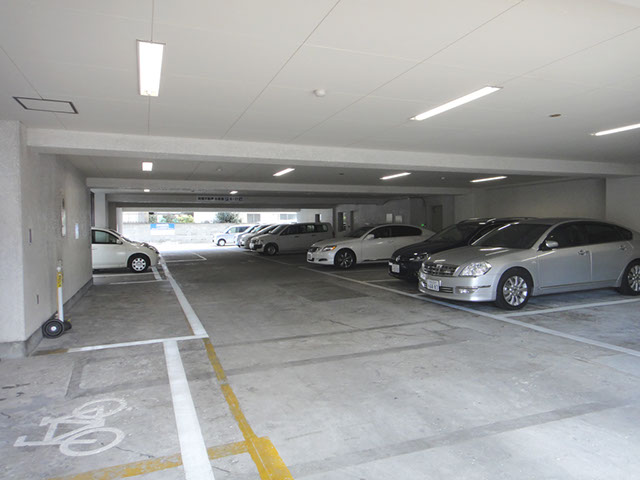 10駐車場